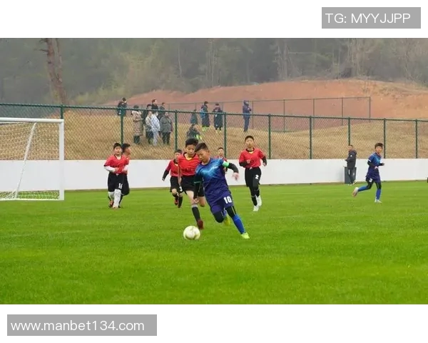 足球星pose引领潮流展现运动激情与青春活力风采